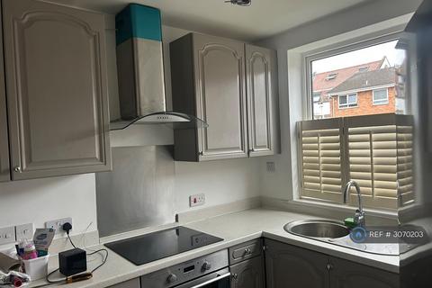 2 bedroom flat to rent, Meadow Road, Henley-On-Thames, RG9