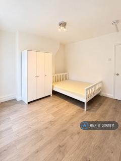 2 bedroom flat to rent, Newcourt House, London, E2