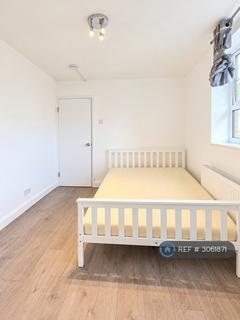 2 bedroom flat to rent, Newcourt House, London, E2