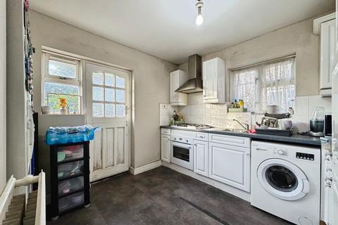 2 bedroom maisonette for sale, Camrose Avenue, Edgware, HA8
