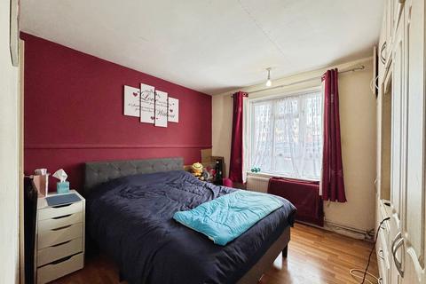 2 bedroom maisonette for sale, Camrose Avenue, Edgware, HA8