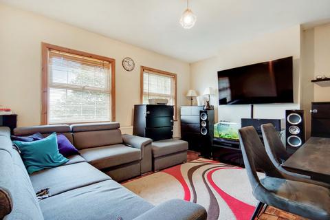 2 bedroom flat to rent, Harrow HA2