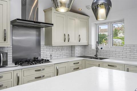 4 bedroom terraced house to rent, Ridgeway Gardens, Ilford