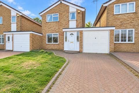 3 bedroom detached house to rent, Oving Close, Luton, Bedfordshire, LU2 9RN