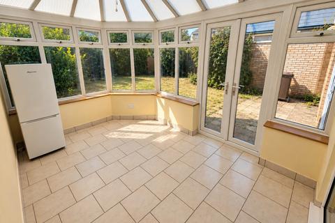 3 bedroom detached house to rent, Oving Close, Luton, Bedfordshire, LU2 9RN