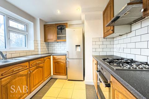 3 bedroom flat to rent, Plantation Road, Amersham, HP6
