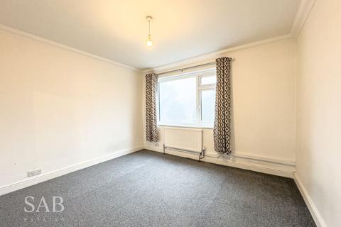 3 bedroom flat to rent, Plantation Road, Amersham, HP6