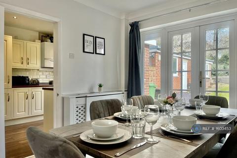 3 bedroom semi-detached house to rent, The Friars, Chigwell, IG7