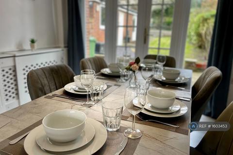3 bedroom semi-detached house to rent, The Friars, Chigwell, IG7
