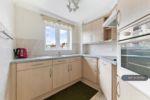 1 bedroom flat to rent, Calverley Court, Epsom, KT19