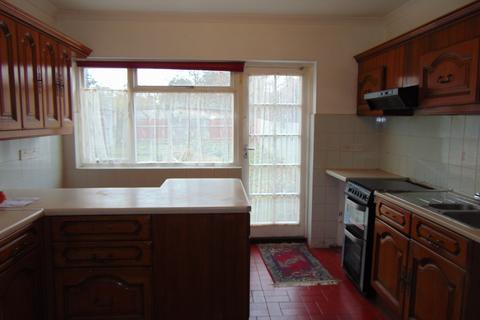 4 bedroom semi-detached house to rent, Gaysham Avenue, Gants Hill, IG2