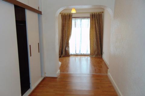4 bedroom semi-detached house to rent, Gaysham Avenue, Gants Hill, IG2