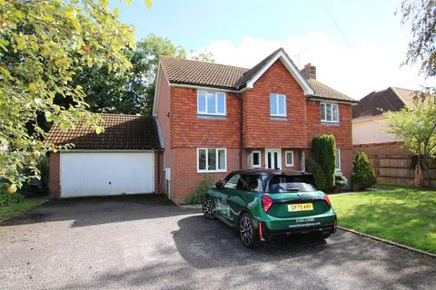 4 bedroom detached house to rent, FITZALAN ROAD, HORSHAM
