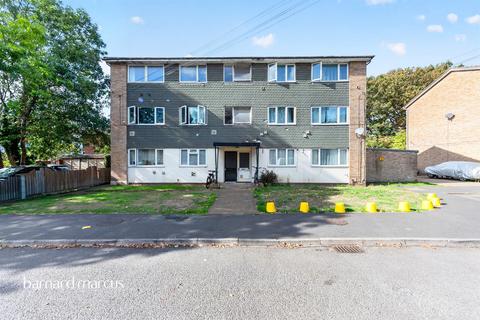 2 bedroom flat for sale, Roman Close, Feltham