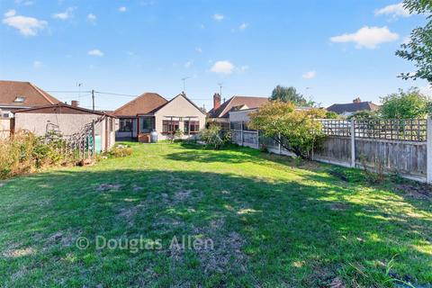 2 bedroom detached bungalow for sale, Deirdre Avenue, Wickford SS12