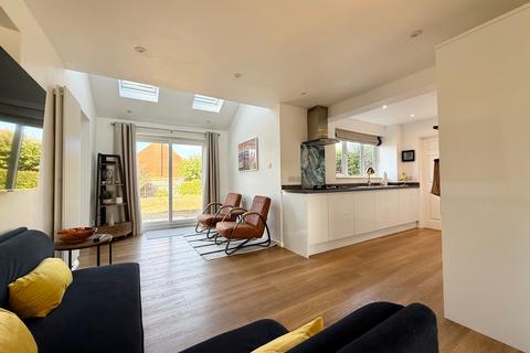 4 bedroom detached house for sale, Walsingham Close, Luton, LU2