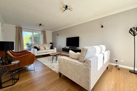 4 bedroom detached house for sale, Walsingham Close, Luton, LU2
