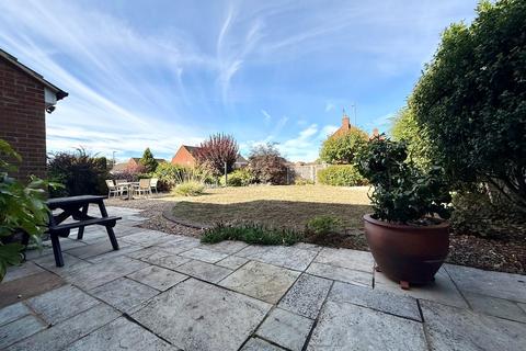 4 bedroom detached house for sale, Walsingham Close, Luton, LU2