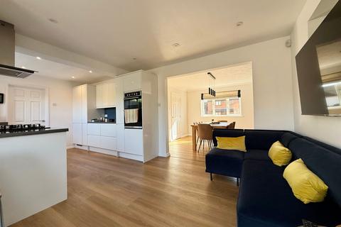 4 bedroom detached house for sale, Walsingham Close, Luton, LU2
