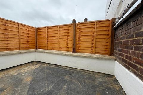 2 bedroom flat to rent, The Avenue, West Ealing, W13