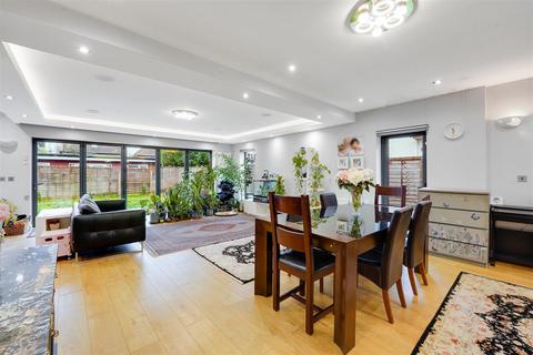 4 bedroom house for sale, Old Farm Road, Hampton