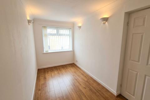 3 bedroom semi-detached house to rent, Nuttall Avenue, Whitefield, M45