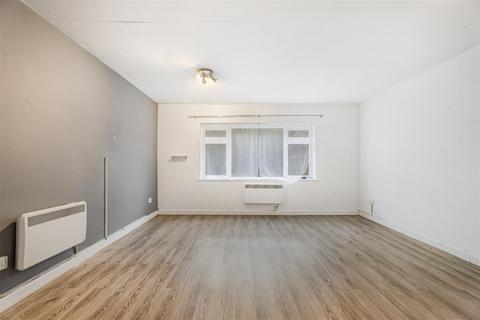 2 bedroom maisonette for sale, Cedar Gardens, Sutton