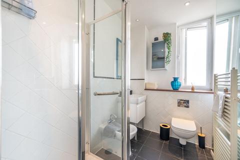 1 bedroom flat to rent, Gloucester Terrace, Bayswater, London, W2