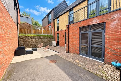 3 bedroom semi-detached house to rent, Coppersmith Road, Manchester, M4