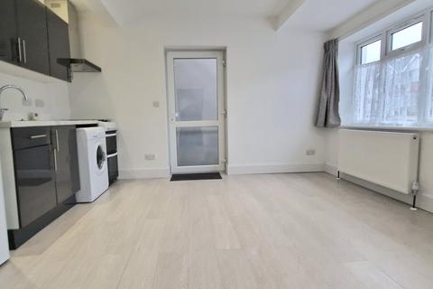 Studio to rent, Swiss Avenue, WATFORD, WD18