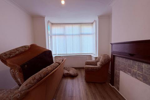 3 bedroom semi-detached house to rent, Moss Bank, Manchester