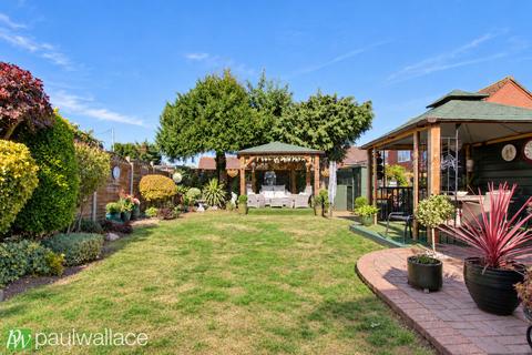 3 bedroom semi-detached house for sale, Field Way, Hoddesdon|Generous Plot|Extended|Complete Chain