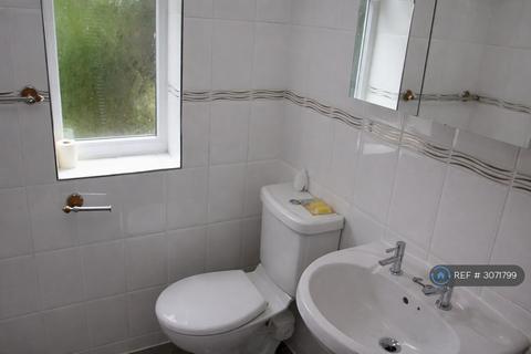 3 bedroom semi-detached house to rent, Bradwell Avenue, Manchester, M32