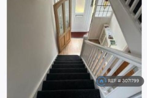 3 bedroom semi-detached house to rent, Bradwell Avenue, Manchester, M32