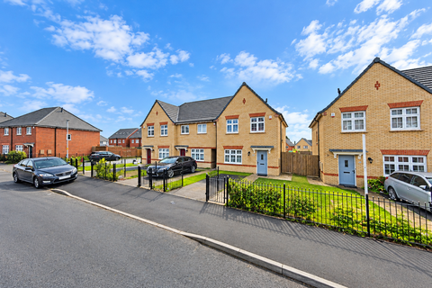 3 bedroom detached house to rent, Ashley Lane, Manchester M9