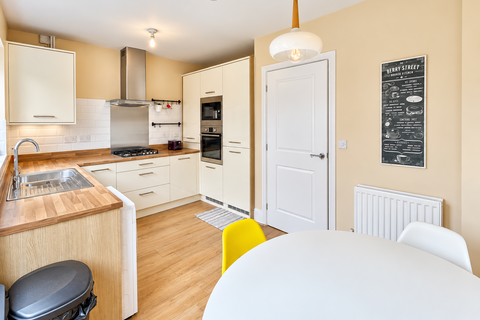 3 bedroom detached house to rent, Ashley Lane, Manchester M9