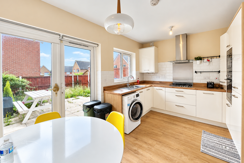 3 bedroom detached house to rent, Ashley Lane, Manchester M9