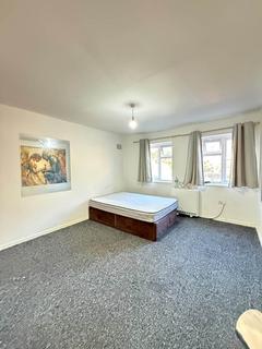 3 bedroom maisonette to rent, Pinn Close, Cowley