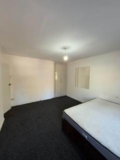 3 bedroom maisonette to rent, Pinn Close, Cowley