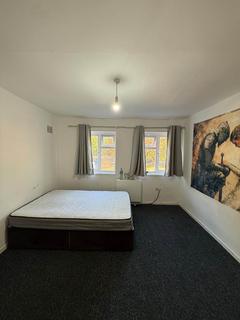3 bedroom maisonette to rent, Pinn Close, Cowley