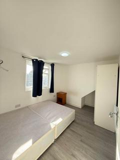 3 bedroom maisonette to rent, Pinn Close, Cowley