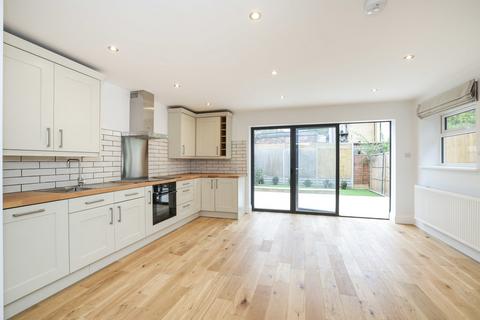 3 bedroom semi-detached house to rent, Ducks Hill Road, Ruislip, HA4