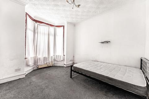 4 bedroom terraced house for sale, Rosebery Avenue, London, E12