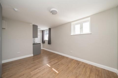Studio to rent, Hall Road, Isleworth TW7