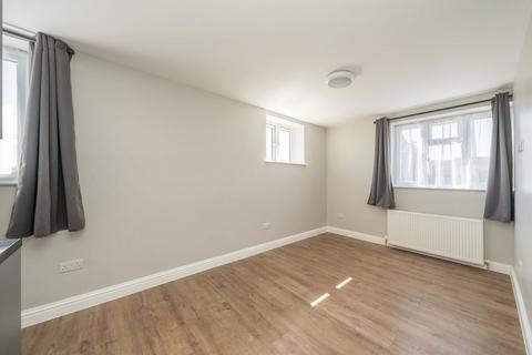 Studio to rent, Hall Road, Isleworth TW7