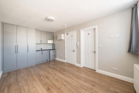Studio to rent, Hall Road, Isleworth TW7