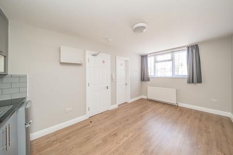 Studio to rent, Hall Road, Isleworth TW7