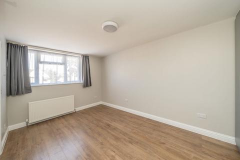 Studio to rent, Hall Road, Isleworth TW7