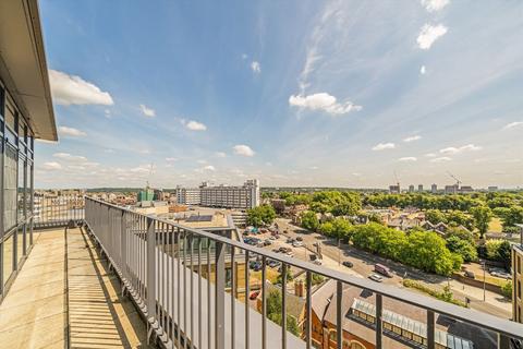 2 bedroom flat to rent, Heritage Walk, Kingston Upon Thames KT1