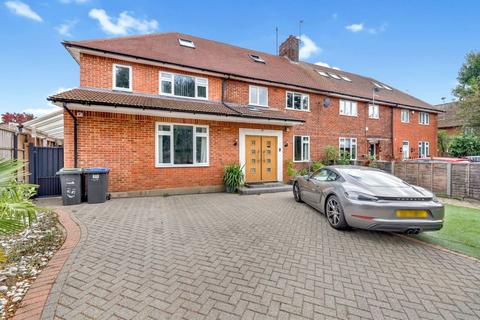 5 bedroom semi-detached house for sale, Priory Close, London, N14